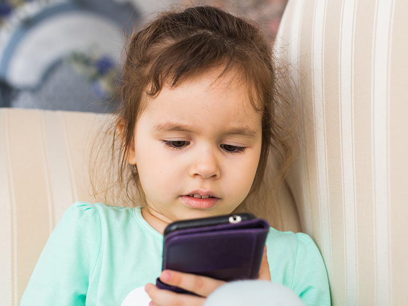 A nomofobia é o vício no uso do celular em crianças pode trazer diversos malefícios para a saúde mental e social dela, e inclusive acarretar outros tipos de problemas para o futuro.